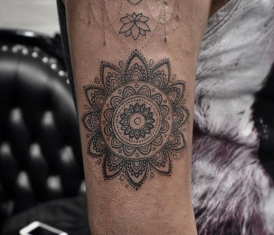  Tatouage mandala sur l'avant bras